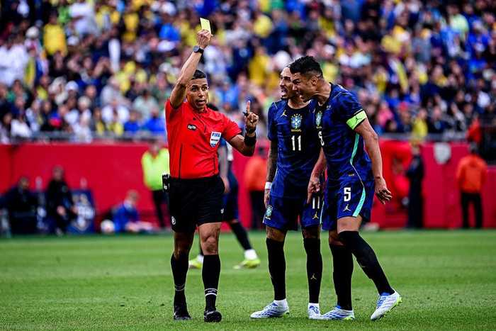 巴萨慌了！前场大腿倒下，欧冠遇马竞这还怎么踢？